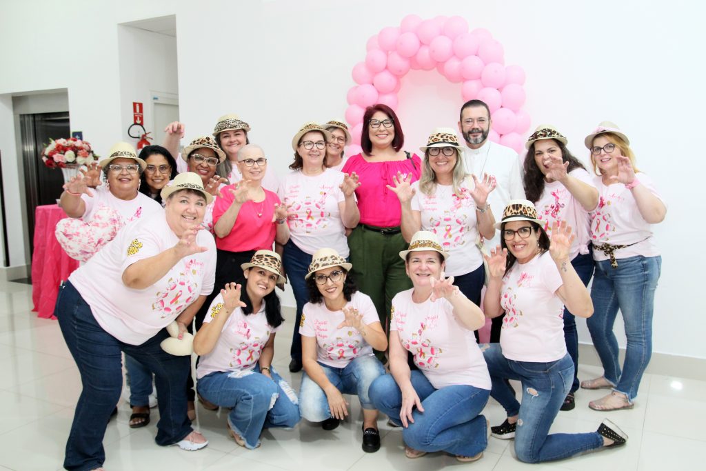 Mulheres do Grupo Amigas da Onça, grupo voluntário de prevenção ao câncer